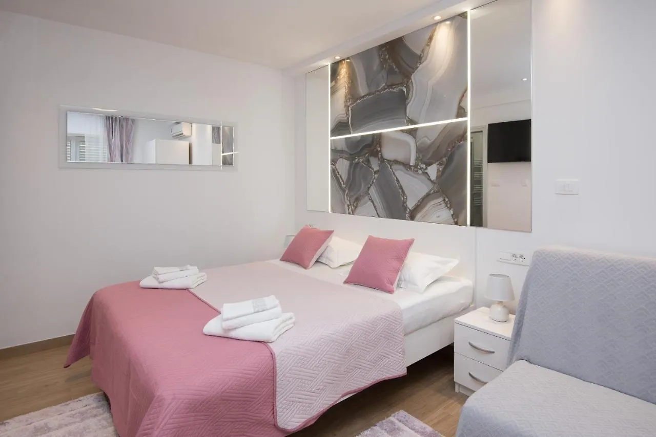 Luxury Studio Apartment Honeymoon Split